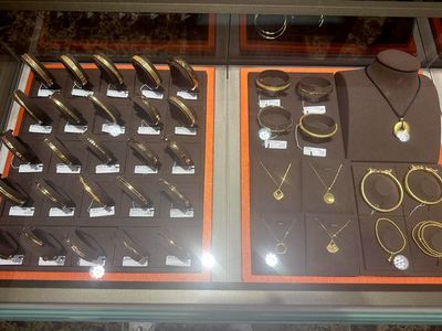 金价疯涨与金饰冷遇 消费者为何在黄金饰品前“犹豫不决”？