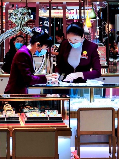 黄金卖不动了？杭州金店连续五天零成交，店员直呼太难了！饰品销售遭遇寒流